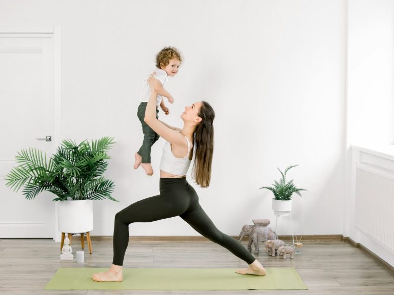 Mutter und Baby beim sanften Yoga