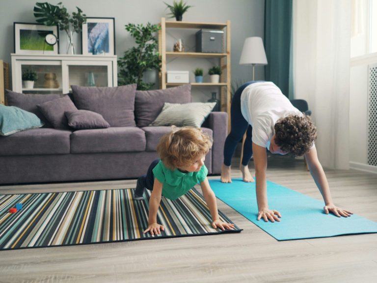 Mutter und Kleinkind beim Yoga