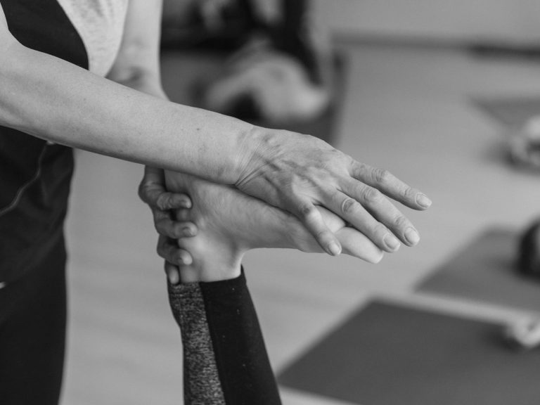 Gemeinsames Yoga in ruhiger Atmosphäre